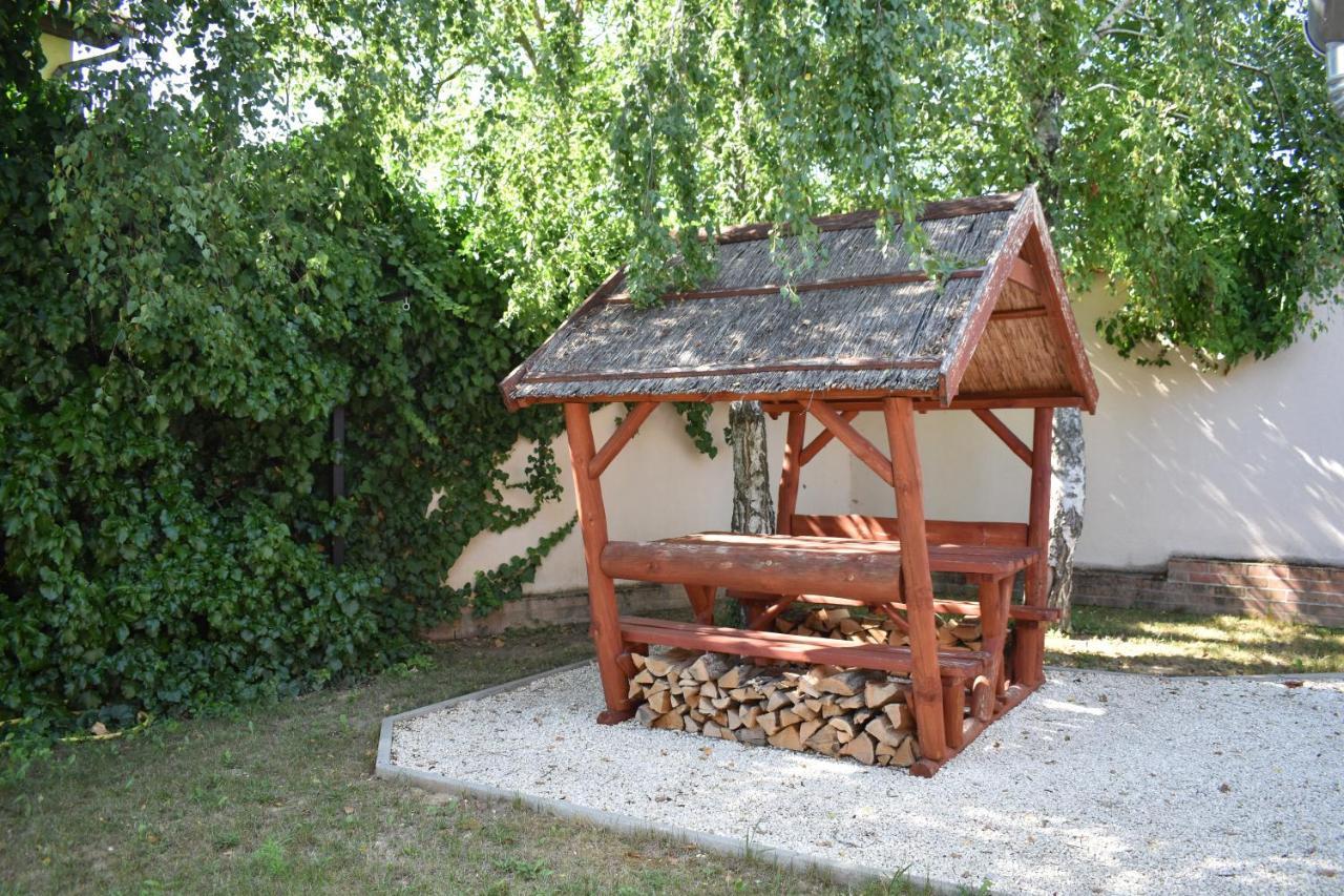 Lívia Apartman Hévíz Exterior foto